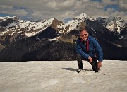 78 Dal Montu autoscatto con sullo sfondo Monte Cavallo e vicini